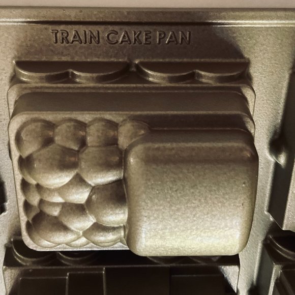NORDIC WARE "Train" 9 Car Cake Pan EUC - Picture 7 of 9